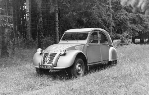 2cv_a_1948_en_forat.jpg